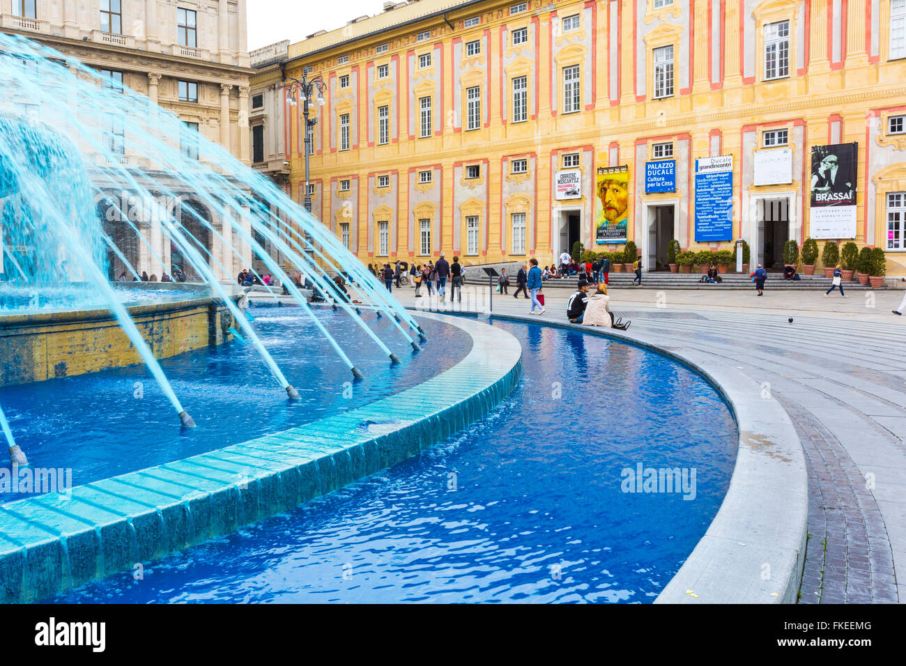 Brunnen Sie mit blauem Wasser (gefärbt, um die Messe zu feiern) in Piazza De Ferrari und Palazzo Ducale im Hintergrund Genua Stockfoto