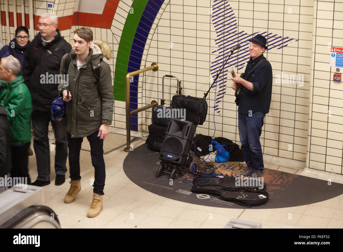 Musiker als Straßenmusikant auf die Londoner U-Bahn, London UK Stockfoto