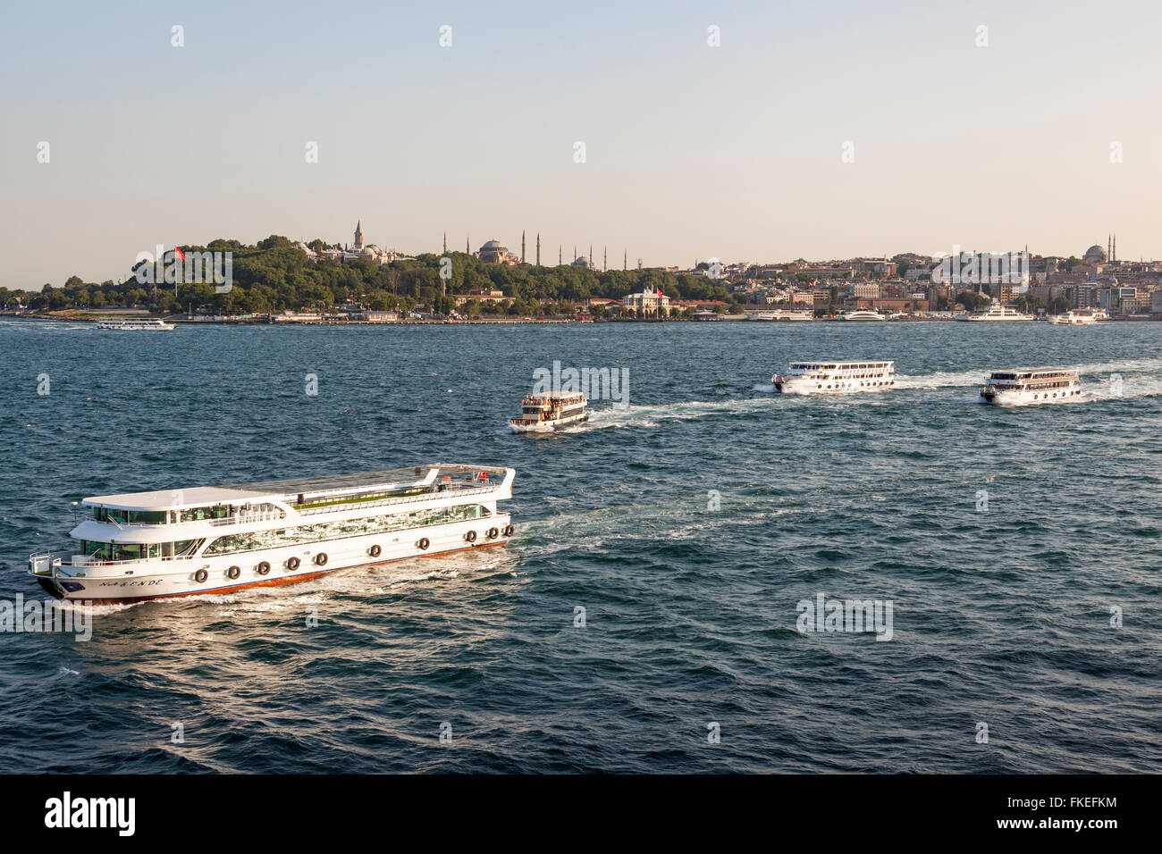 Fähren im Bosporus, Topkapi-Palast, Hagia Sophia Moschee und Sultanahmet Moschee (blaue Moschee) Istanbul, Türkei Stockfoto