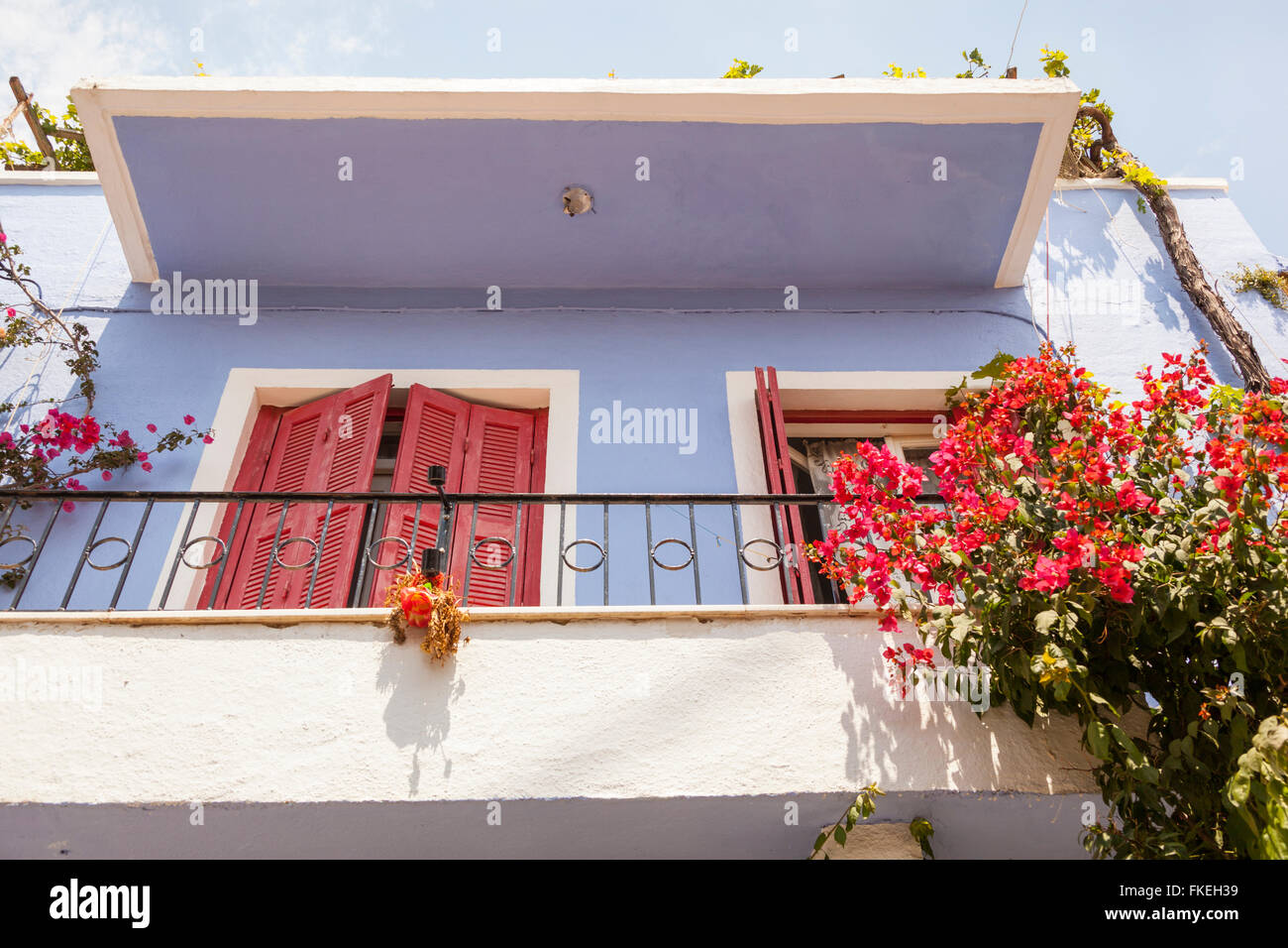 Balkon von einem blau bemalte Haus in der Stadt Chios, Chios, Griechenland Stockfoto