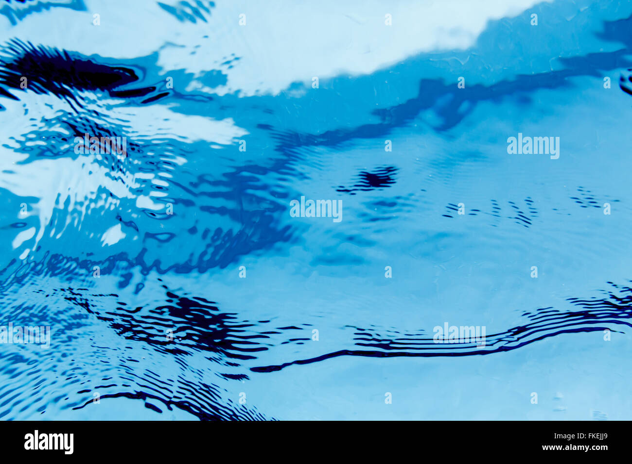 Blaue Wasser der Tropen Plätschern in abstrakten Hintergrund-Design von unterschiedlichen blauen Farben und Linien Stockfoto