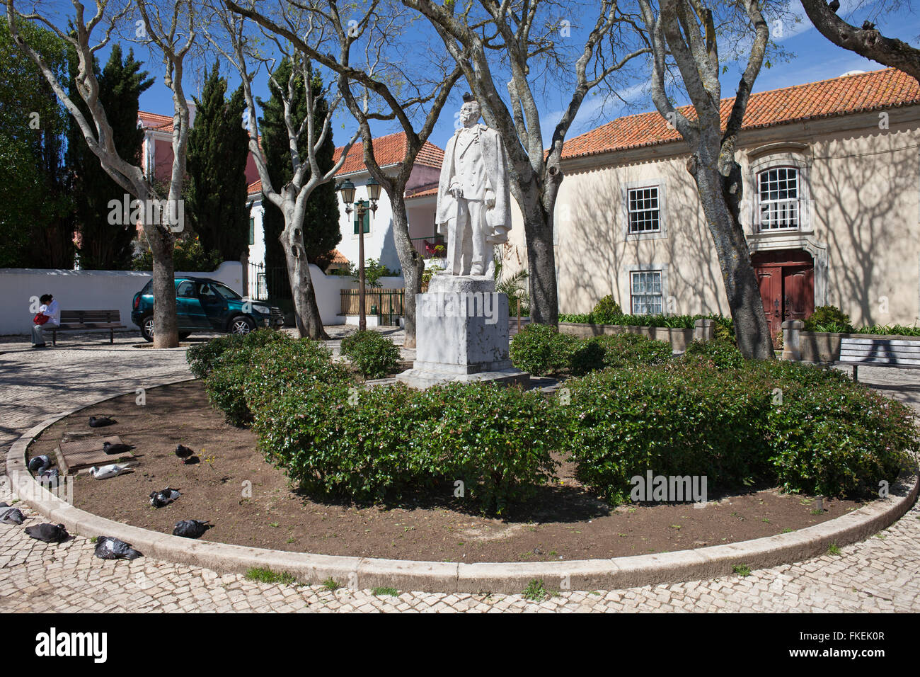 Portugal, Cascais Stadt, kleinen Gartenplatz mit Statue Denkmal für Dr. Passos Vela 1840-1931 Stockfoto