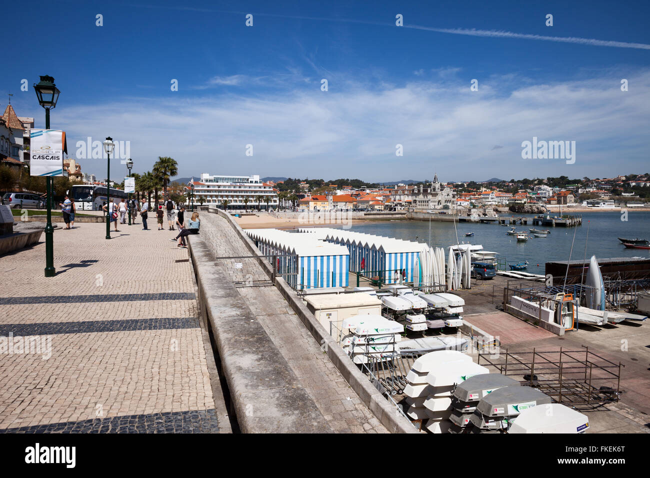 Portugal, Resort Stadt Cascais Skyline, Promenade, Boote, Surfbretter, Segelboote zu mieten am Atlantischen Ozean Wasser Stockfoto