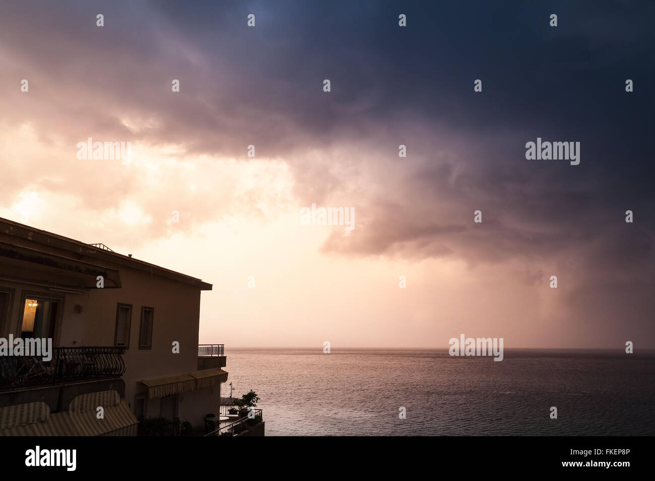 Küsten Morgen Landschaft mit bewölktem Himmel und lebendigen Haus. Auf der Insel Ischia, Italien Stockfoto