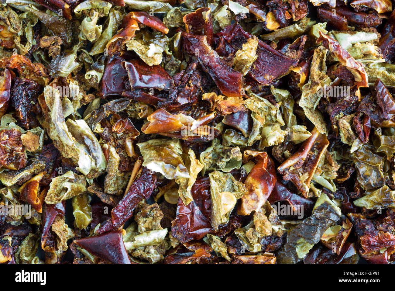 Ganz in der Nähe Blick auf gehackten und getrocknete rote und grüne Paprika. Stockfoto