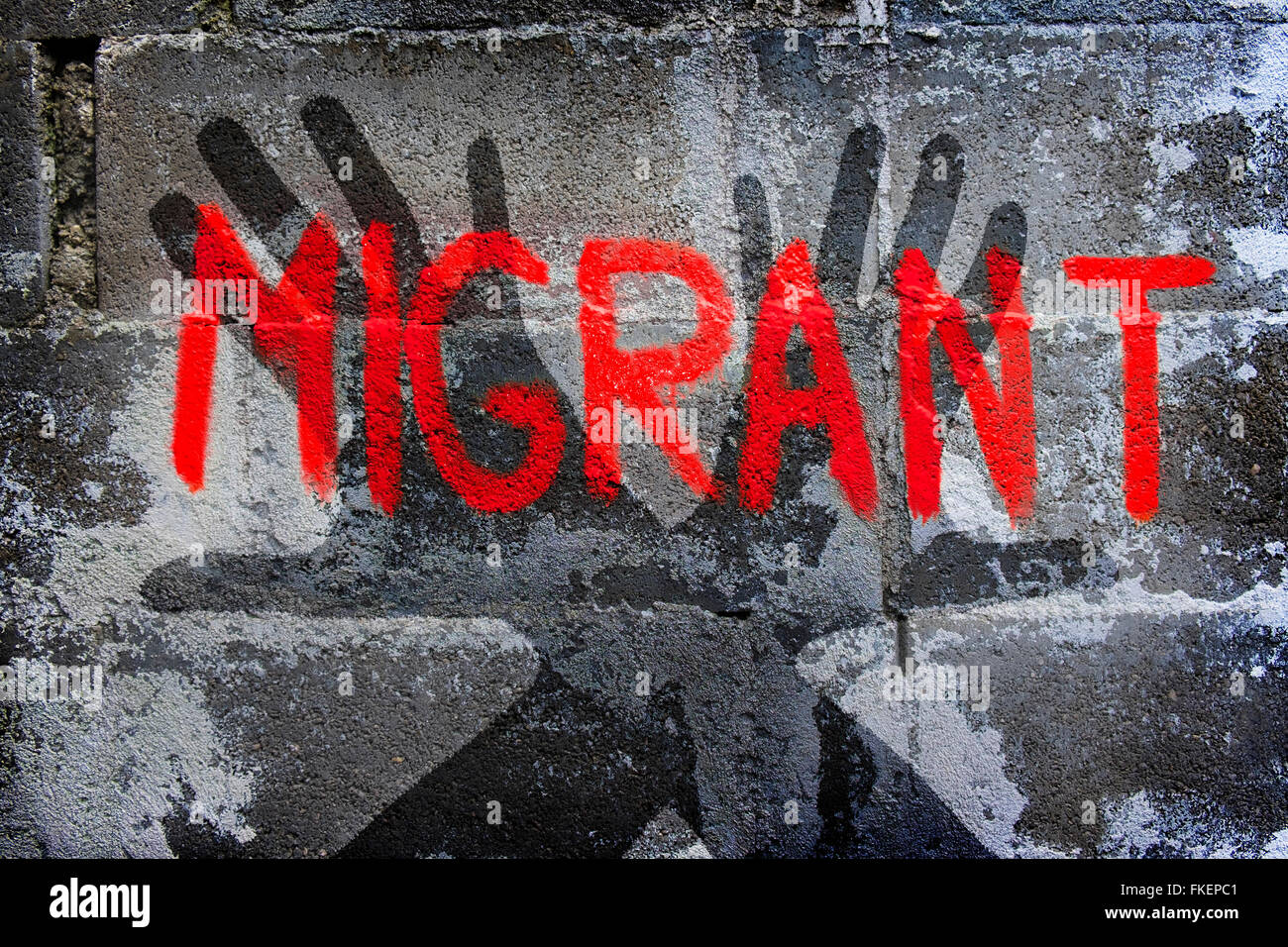 Graffiti auf Migration, Abwehrhaltung, Hände hob in der Verteidigung Stockfoto