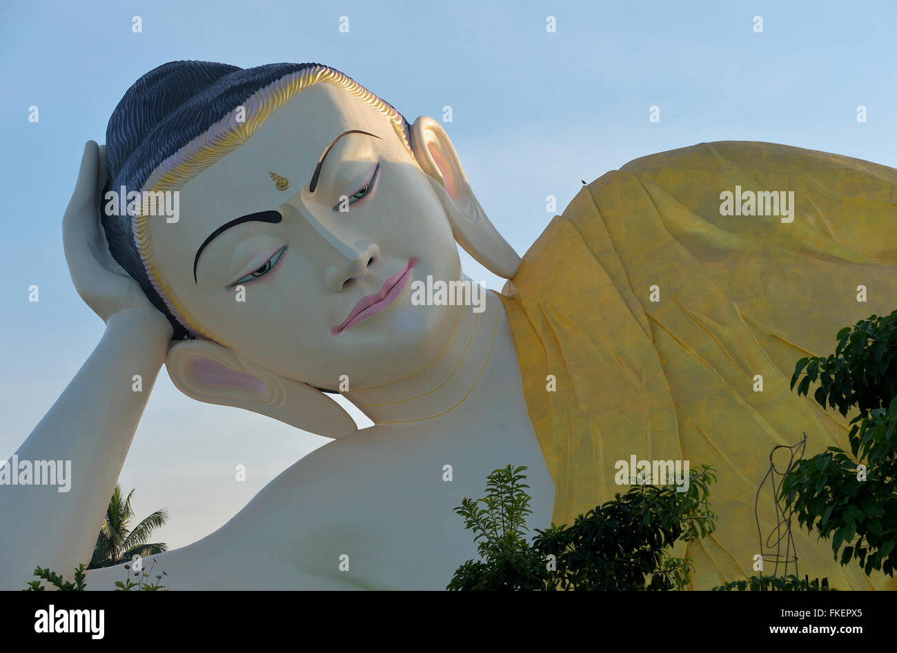 Statue des liegenden Buddha, unter freiem Himmel, Bago, Myanmar Stockfoto