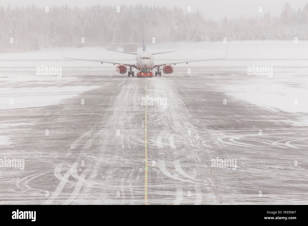 Flugzeug bei schlechtem Wetter, Schnee-Sturm auf verschneiter Piste, Flughafen Gardermoen, Oslo, Norwegen Stockfoto