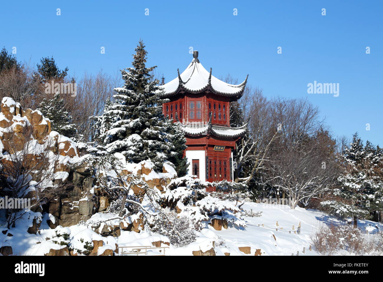 Chinesischer Pavillon im Schnee am Botanischen Garten, Montreal, Québec, Canada Stockfoto