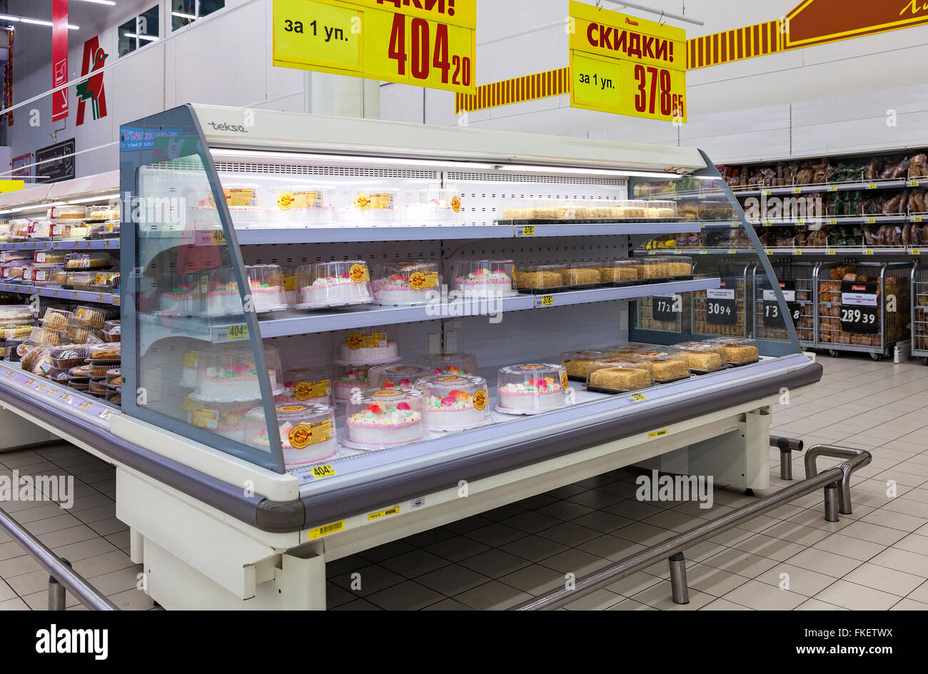 Vitrine mit süßen Kuchen bereit, Verkauf in Auchan Hypermarkt Stockfoto