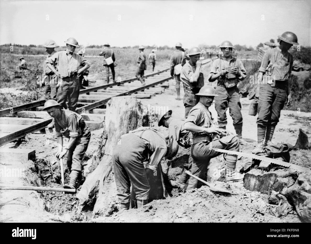 Ypern, WWI. Britische Soldaten, die Verlegung einer Stadtbahn-Linie in der Nähe von Boesinghe, Belgien, während der Schlacht von Passchendaele (der dritte Flandernschlacht) im ersten Weltkrieg, 28. Juli 1917. Stockfoto