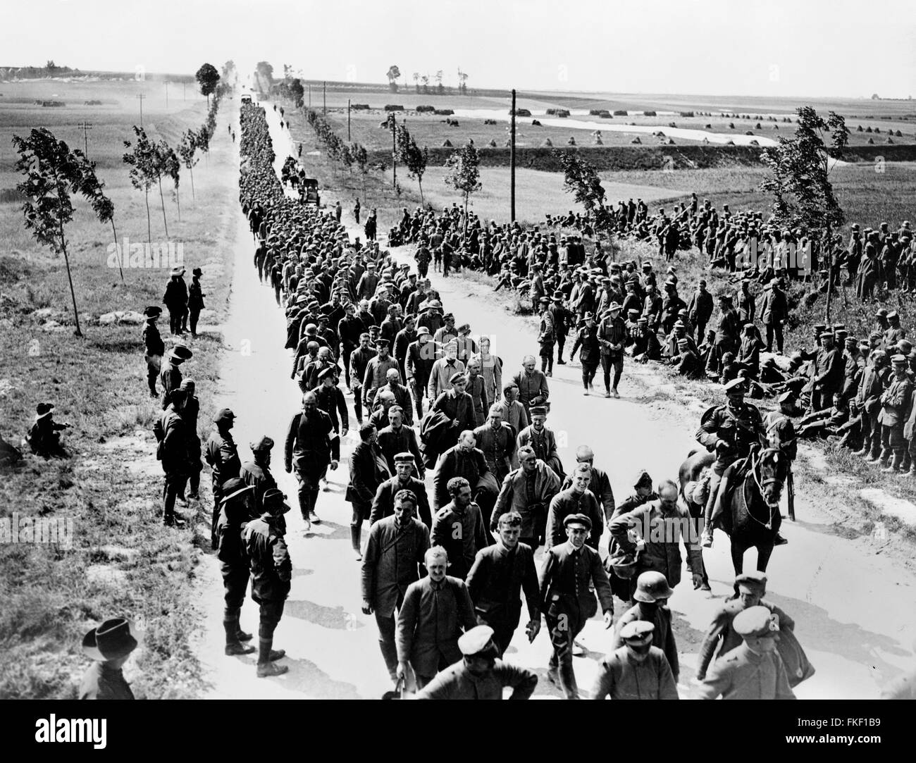 Deutsche Kriegsgefangene auf einer Straße in Frankreich während des ersten Weltkrieges. Foto von 1916 bis 1918. Stockfoto