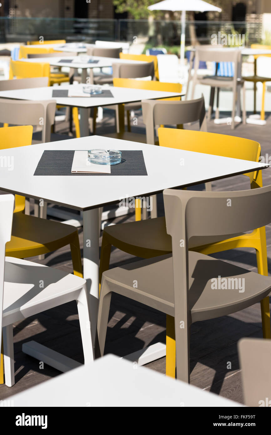 Sommercafé mit Kunststoff-Möbel in der Nähe von Schwimmbad Stockfotografie  - Alamy