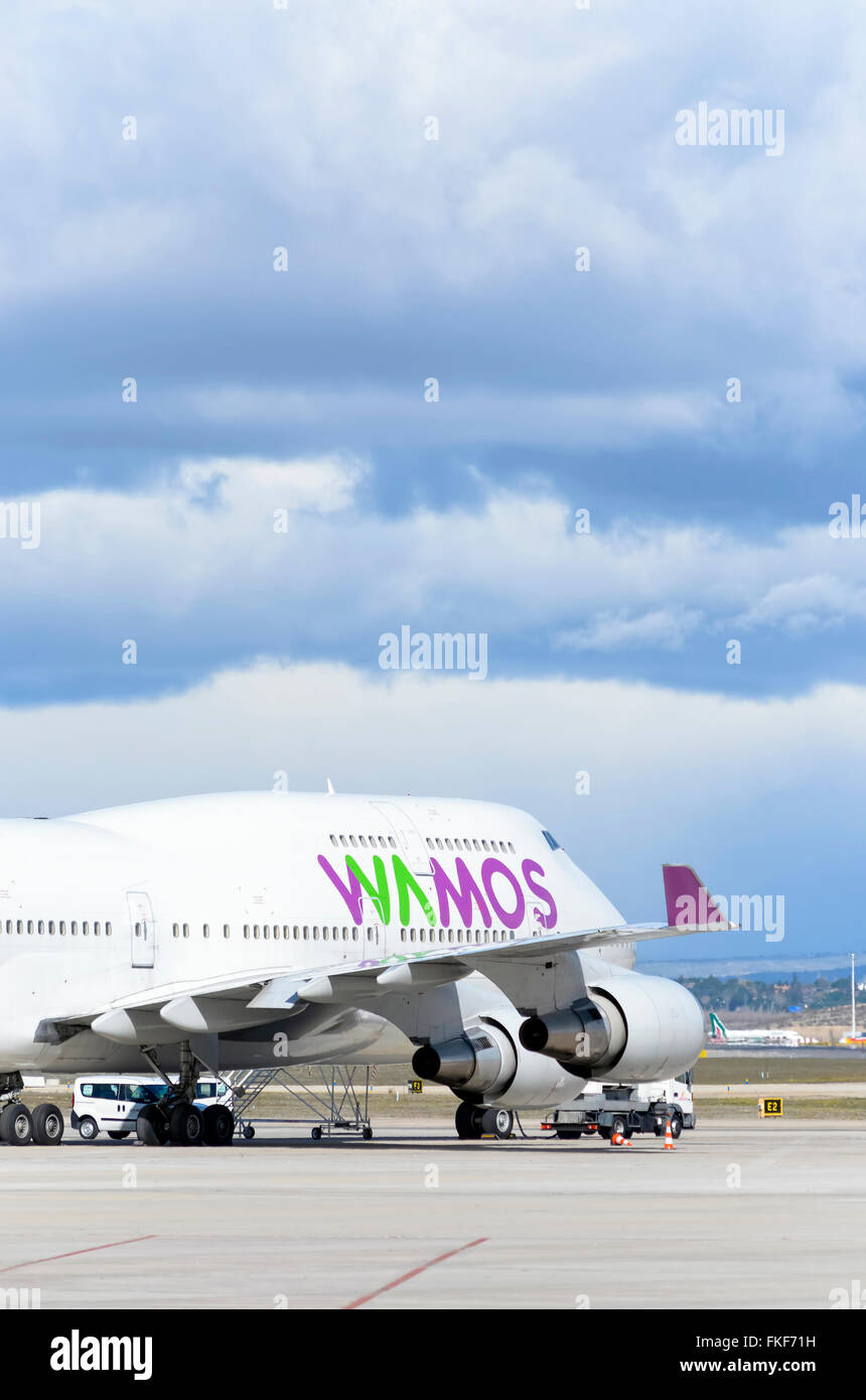 Verkehrsflugzeug-Boeing 747 - 419 - von - Wamos Air-Airline, außerhalb der Start-und Landebahn in Madrid Flughafen geparkt ist. Bewölkten Tag. Stockfoto