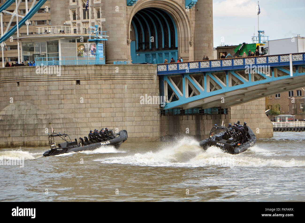 London, UK, 8. März 2016, Metropolitan Police high-Speed Jet-Engine starren Inflatable Boat (RIB) unterquert Tower Bridge. Bildnachweis: JOHNNY ARMSTEAD/Alamy Live-Nachrichten Stockfoto