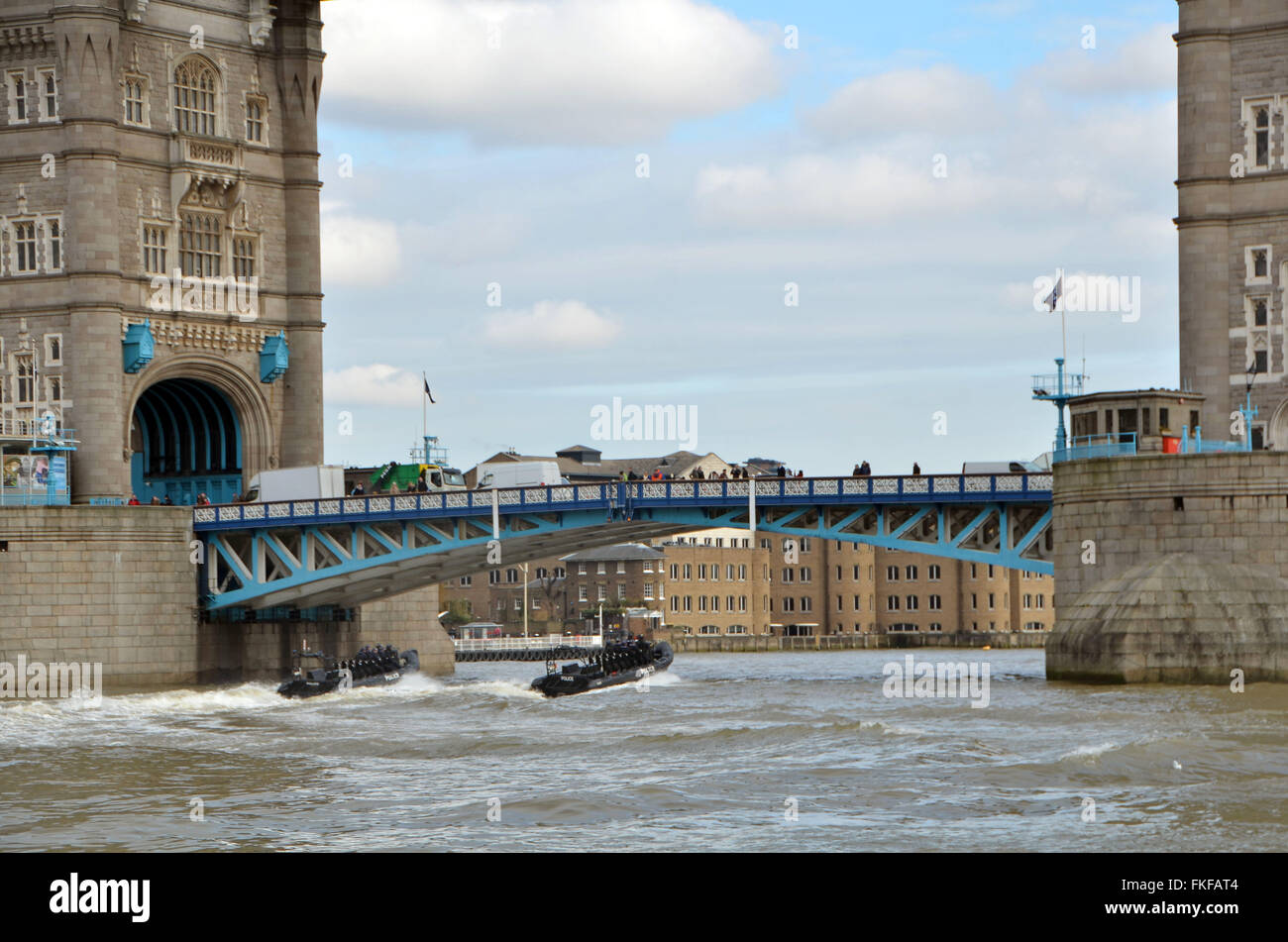 London, UK, 8. März 2016, Metropolitan Police high-Speed Jet-Engine starren Inflatable Boat (RIB) unterquert Tower Bridge. Bildnachweis: JOHNNY ARMSTEAD/Alamy Live-Nachrichten Stockfoto