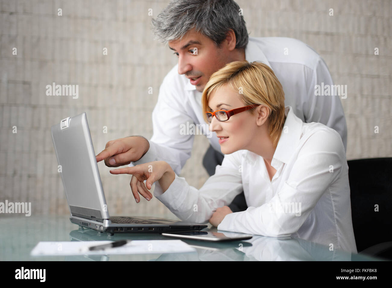 Erfolgreiche junge Unternehmer mit Laptop im Büro Stockfoto