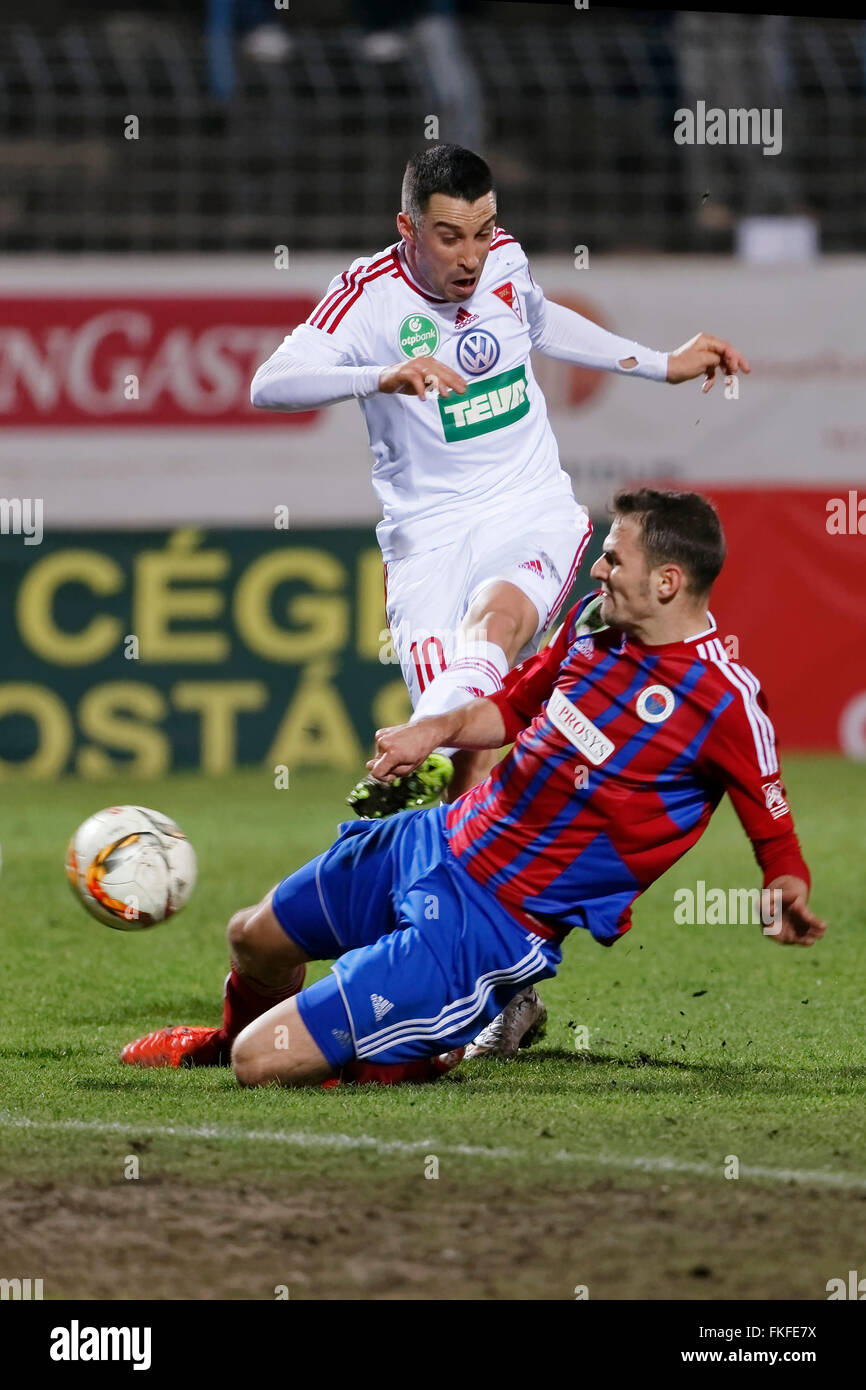 Budapest Ungarn 8 Marz 2016 Zsolt Korcsmar Vasas R Folien Gegen Tibor Theiss Der Dvsc Wahrend Vasas Dvsc Teva Otp Bank Liga Fussballspiel Im Stadion Illovszky Bildnachweis Laszlo Szirtesi Alamy Live Nachrichten Stockfotografie