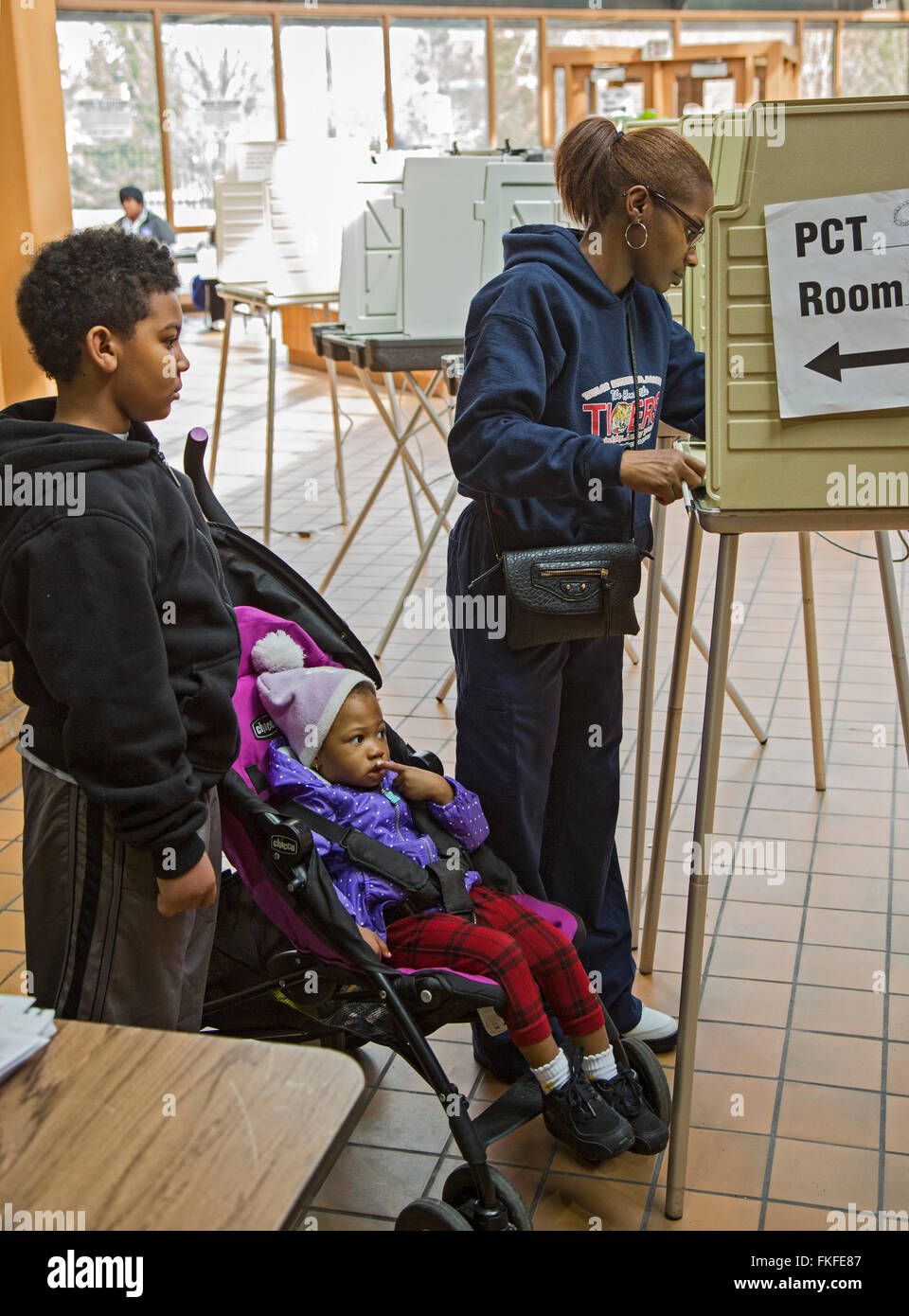 Detroit, Michigan, USA. 8. März 2016. Kinder beobachten, wie ihre Mutter in primären Präsidentschaftswahl Michigans stimmen. Bildnachweis: Jim West/Alamy Live-Nachrichten Stockfoto