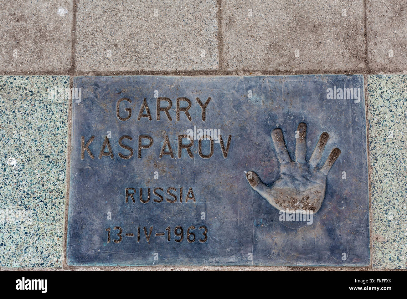 Drucken Sie Hand Boden von Gary Kasparov im Plaza Dels Leimkräuter, Parc De La Nova Icària, Vila Olimpica, Barcelona. Stockfoto