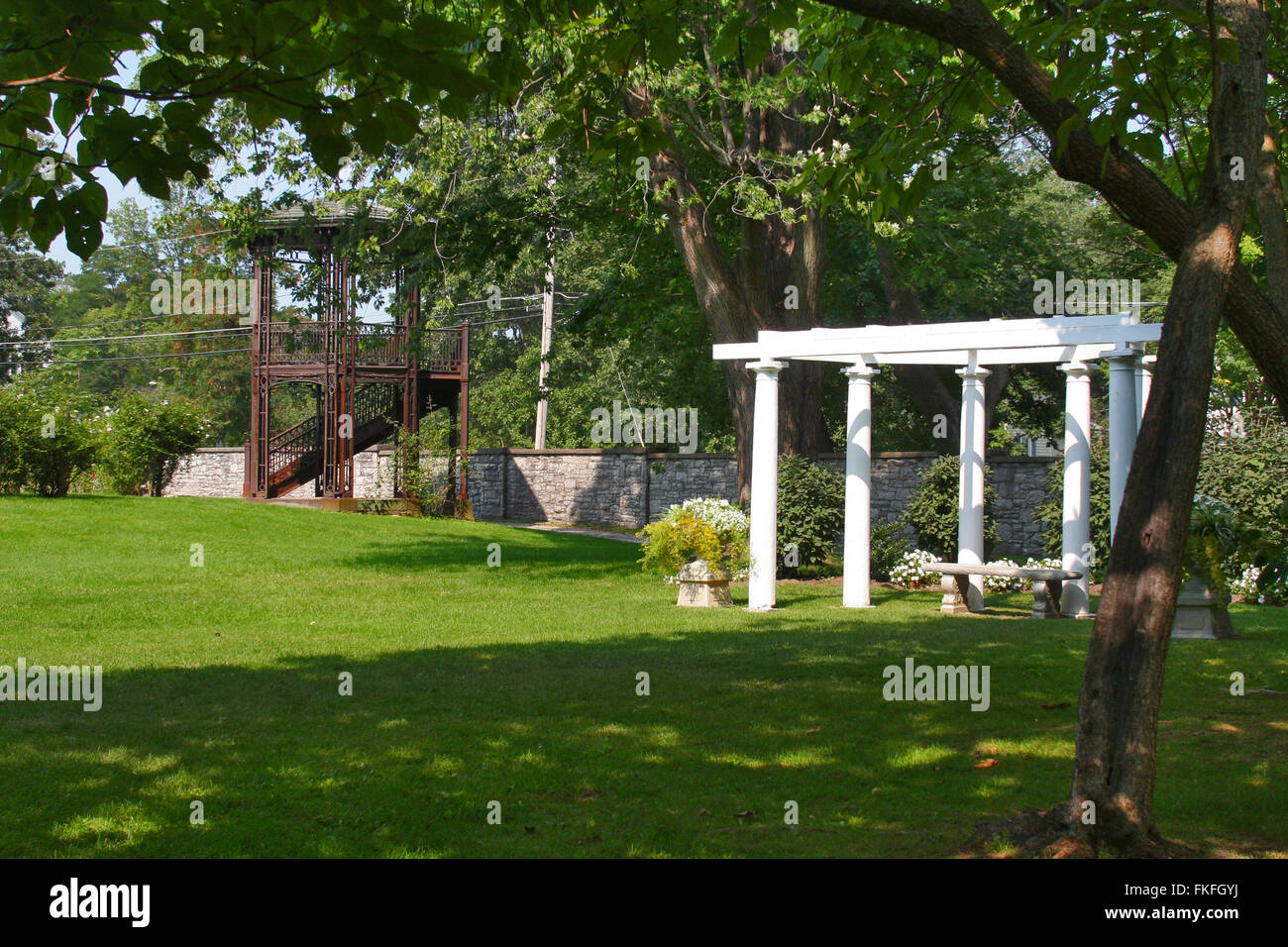 Canandaigua, New York, Sonnenberg Gärten und Mansion State Park. Eisernen Turm und Pergola im Rose Garden Stockfoto