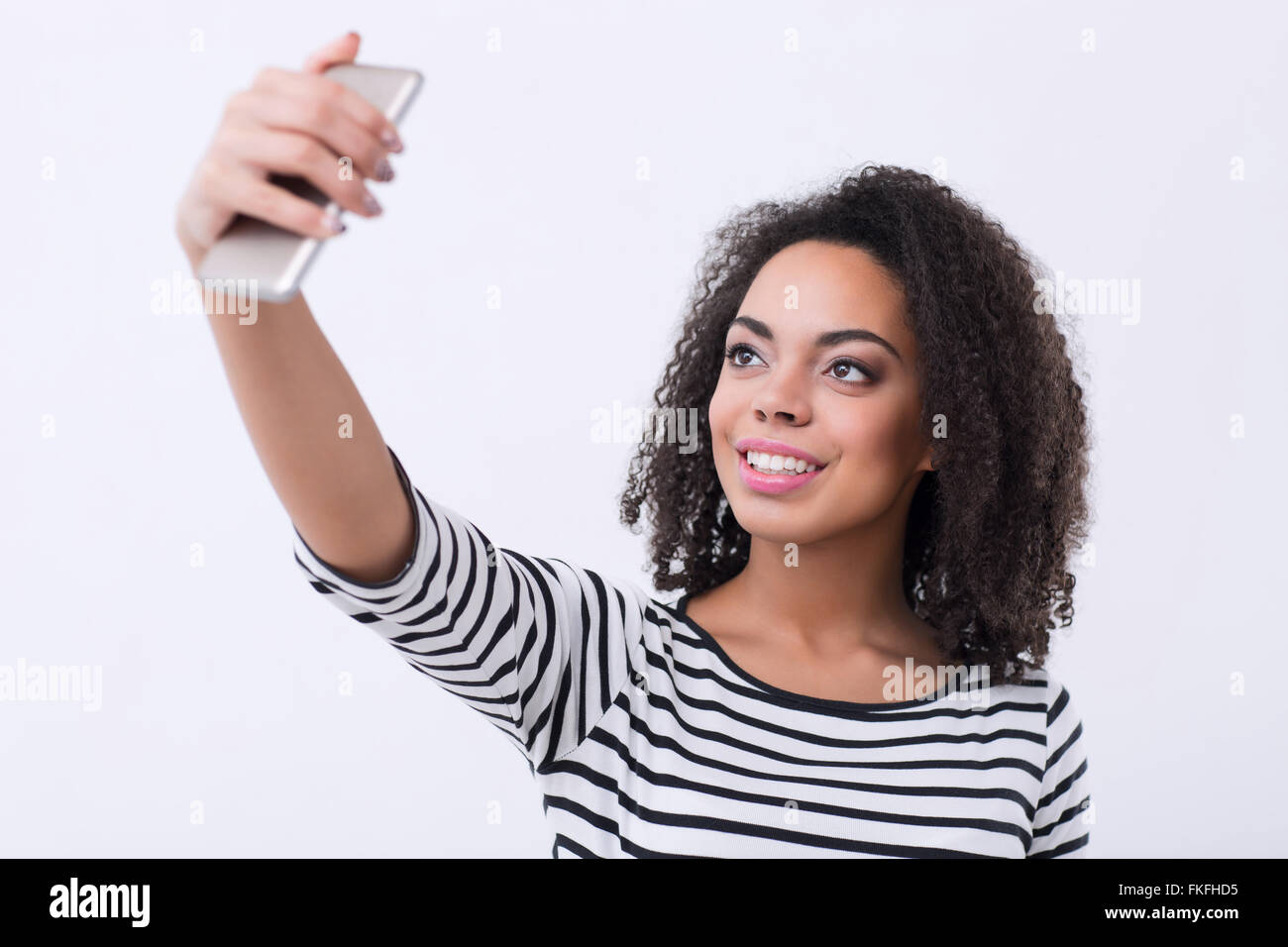 Angenehme Mulatte Frau machen selfies Stockfoto