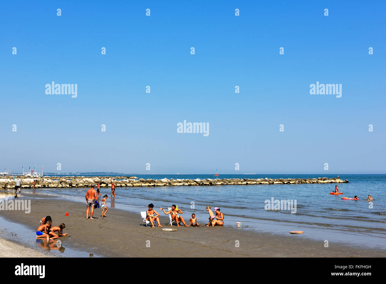 Leute, Frau, Mädchen, gehen, Weg, Schwimmen, Strand, Sand, Wasser, Meer,  Lagune, Lido, Lido di Venezia, Venezia, Veneto, Venedig, Italien  Stockfotografie - Alamy