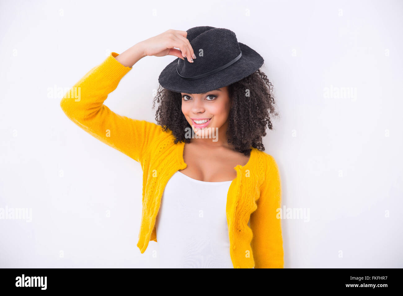 Schöne Mulattin Frau mit schwarzem Hut Stockfoto