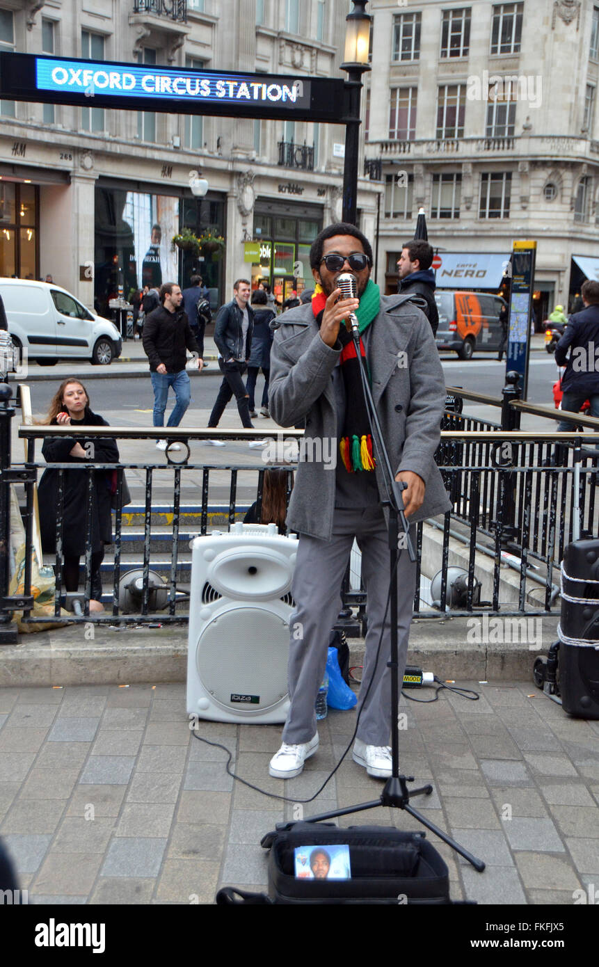 London, UK, März 2016, Dee Peacemaker Schnallen am Oxford Circus.Dee Peacemaker Afrika ist ein Edutainment-Reggae-Künstler aus Nigeria base UK. Er schreibt über soziale politische Ungerechtigkeit Afrika singt. Stockfoto