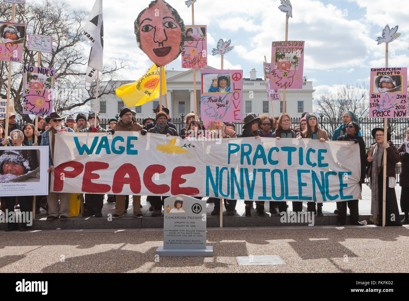 27. Januar 2016 - Washington, DC USA: Aktivisten Friedensmarsch in Erinnerung an Concepcion Picciotto Stockfoto