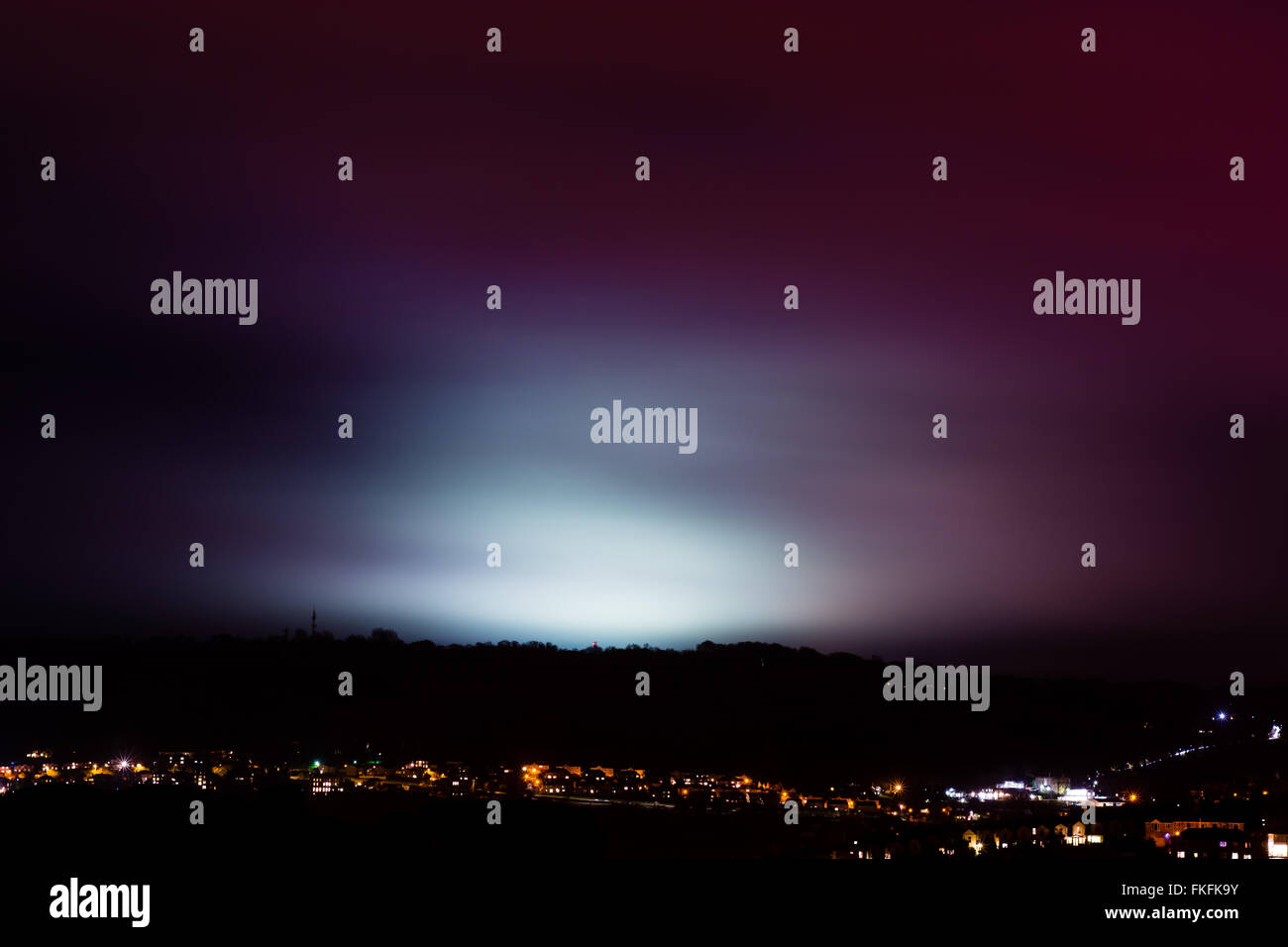 Lichtverschmutzung von Sportplätzen. Eine regnerische Nacht leuchtend aus Universität Stellplätze in der Nacht über die Stadt Bath, Großbritannien Stockfoto