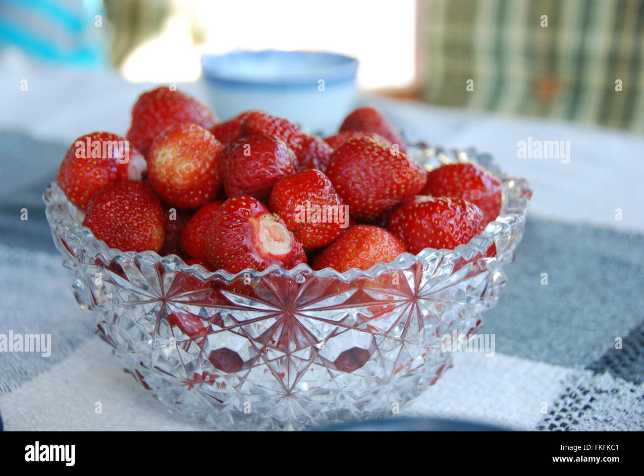 Erdbeeren in eine Glasschüssel Stockfoto