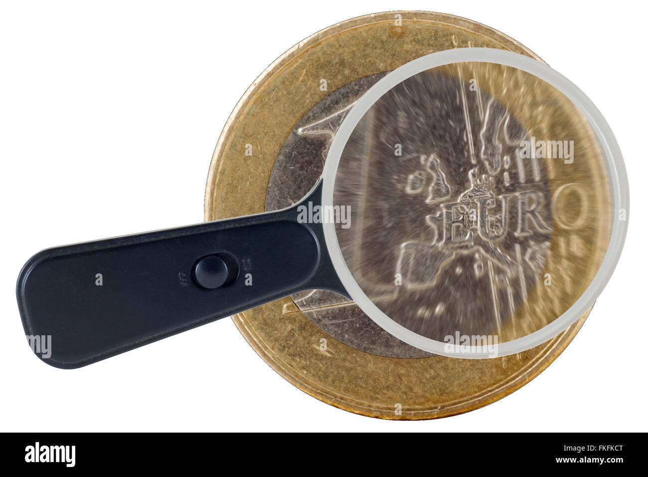 Euro-Münze unter die Lupe. Clipping-Pfad. Wirtschaftliche Betrachtung. Stockfoto