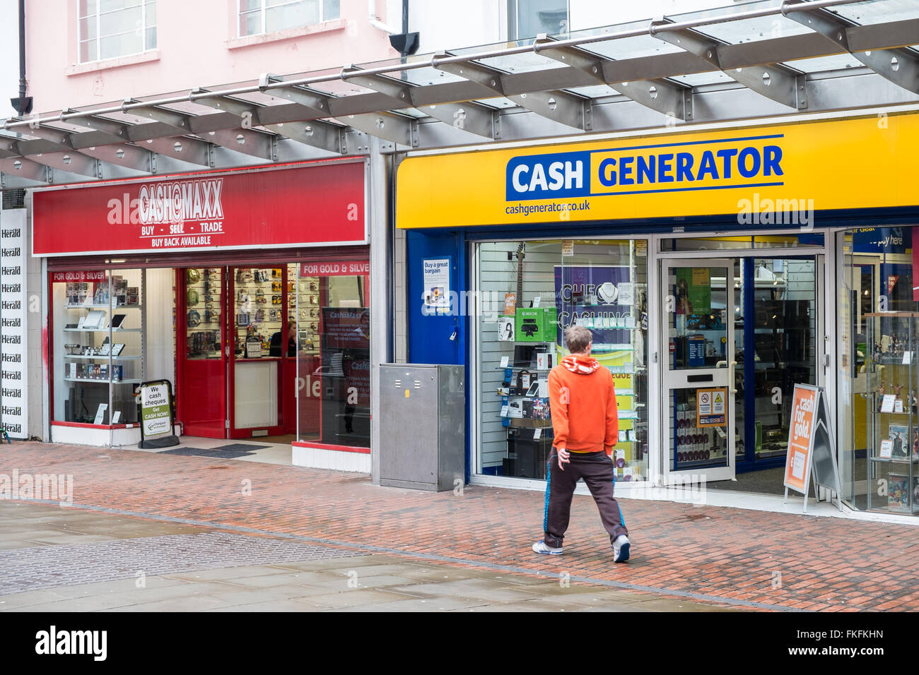 Stepney Street, eine der wichtigsten Einkaufsstraßen im rückläufigen Handel in Llanelli Stadtzentrum, Carmarthenshire, Wales, Großbritannien, Walisisch Stockfoto