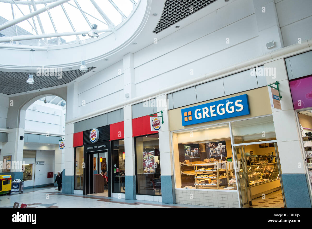 Markthalle Einkaufszentrum Bereich Zone mit Greggs, Burger King Shop Shop in Llanelli Town centre,Carmarthenshire,Wales,U.K., Stockfoto