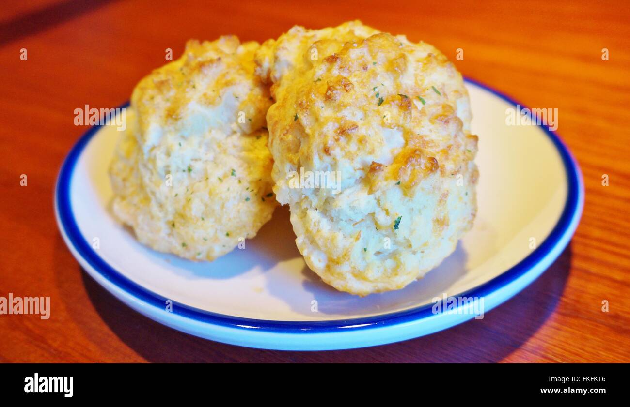 Cheddar Bay Knoblauch und Kräuter herzhafte Kekse Stockfoto