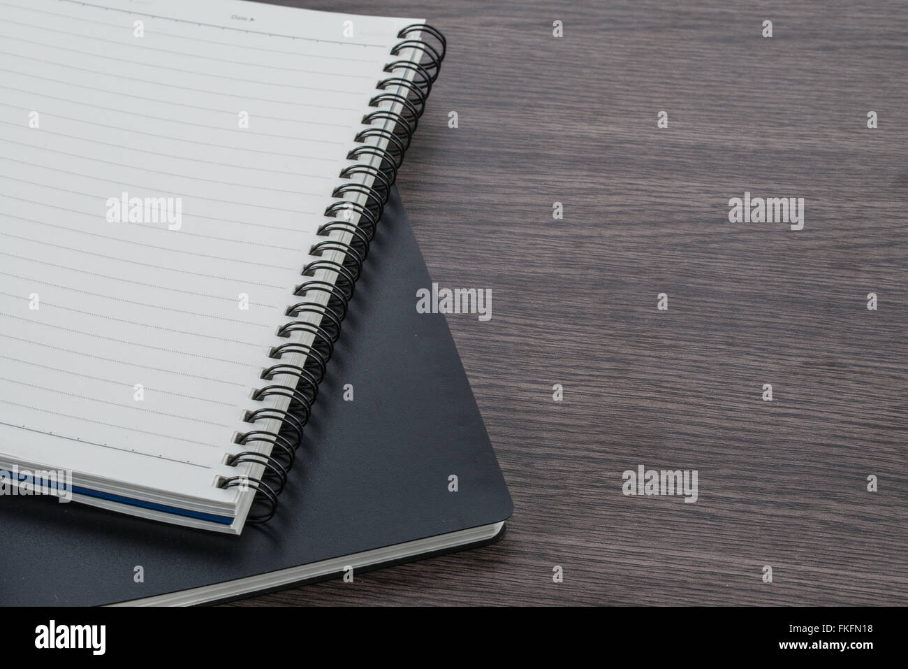 schwarze und weiße Notebook-Stack auf dem Holz Hintergrund, Schreibwaren Stockfoto