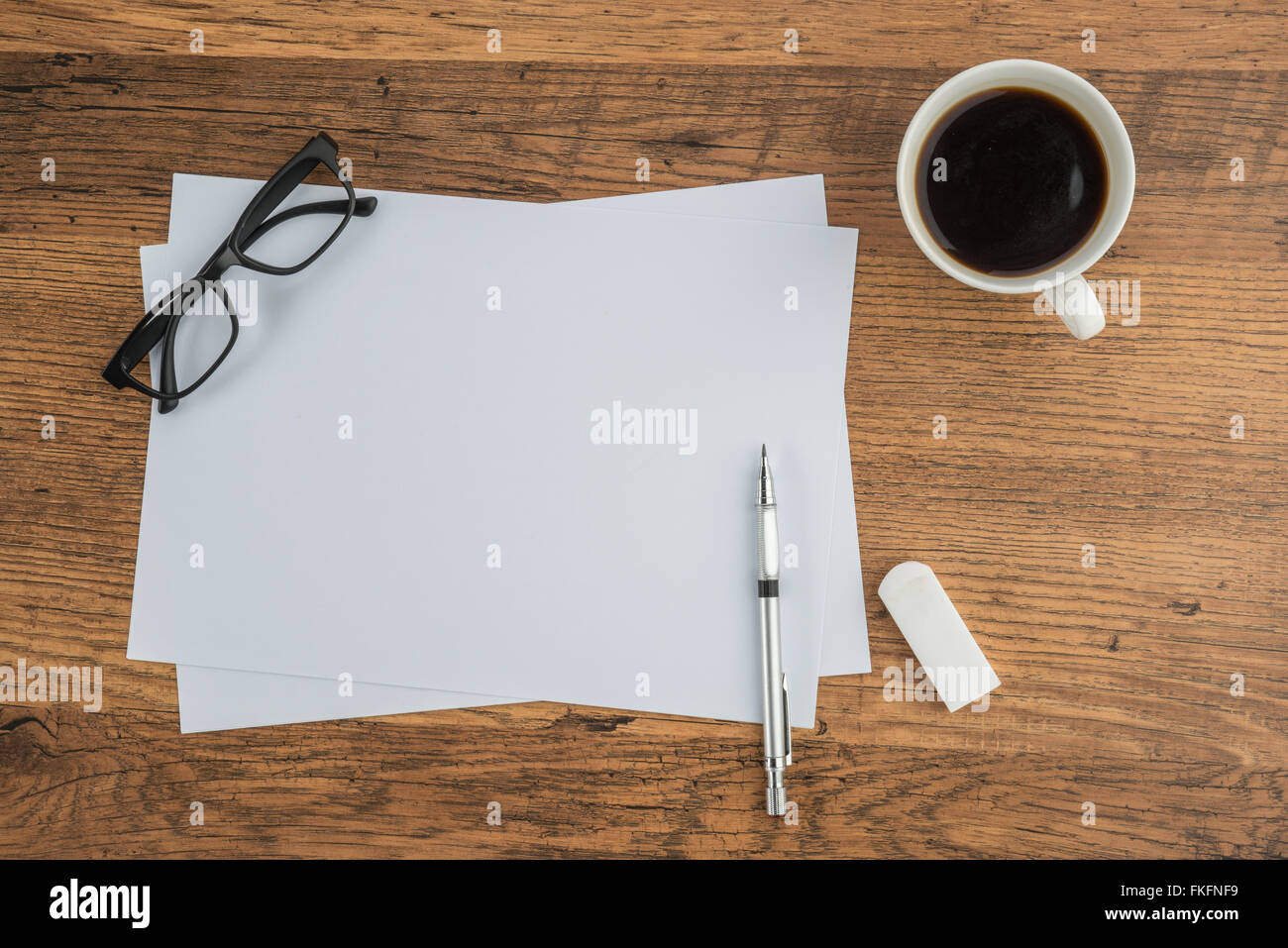 Papier, Radiergummi Lineal Gläser und Zeichenstift mit Tasse Kaffee Stockfoto