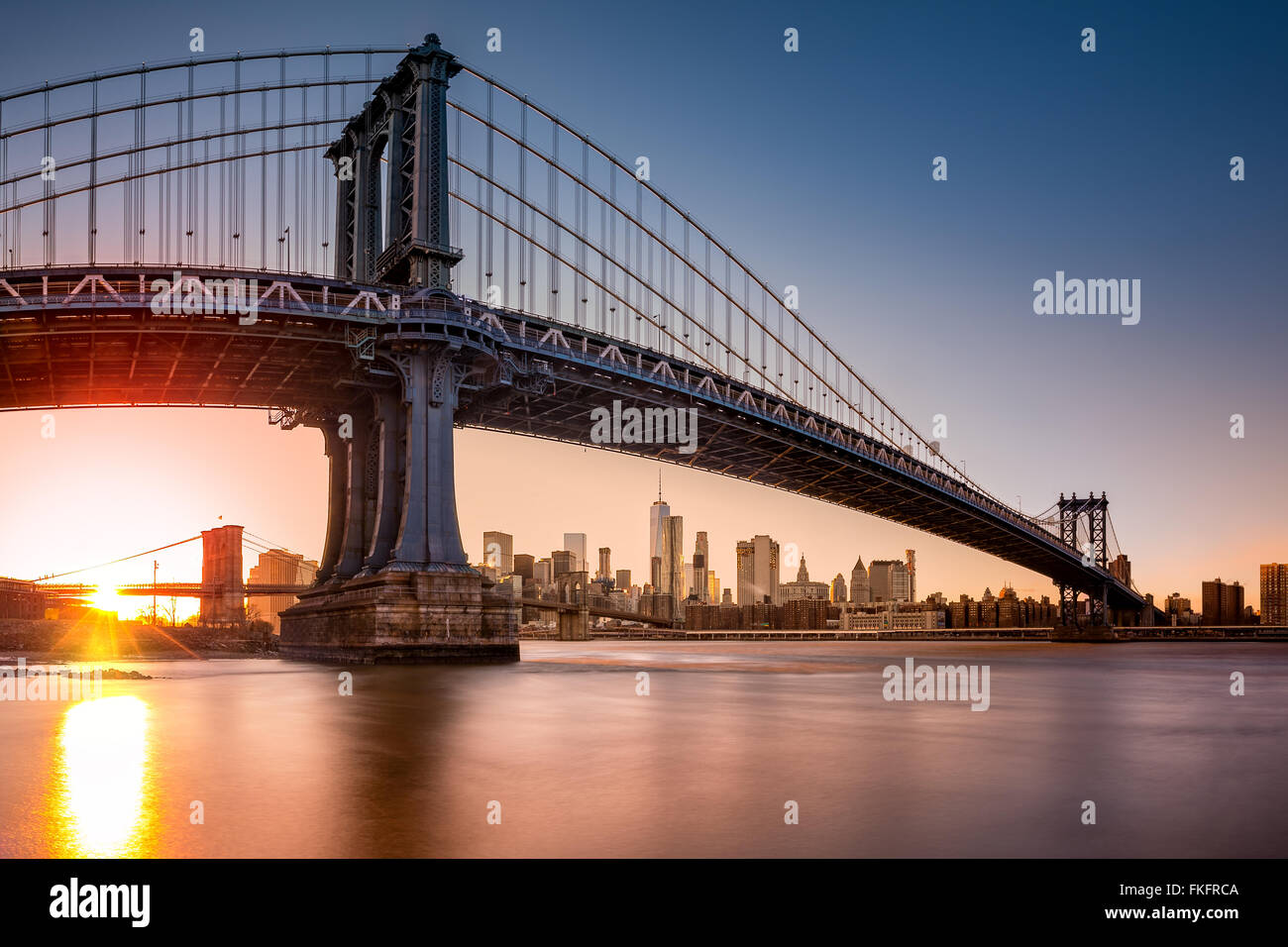 Manhattan Bridge New York Skyline bei Sonnenuntergang einrahmen. Stockfoto