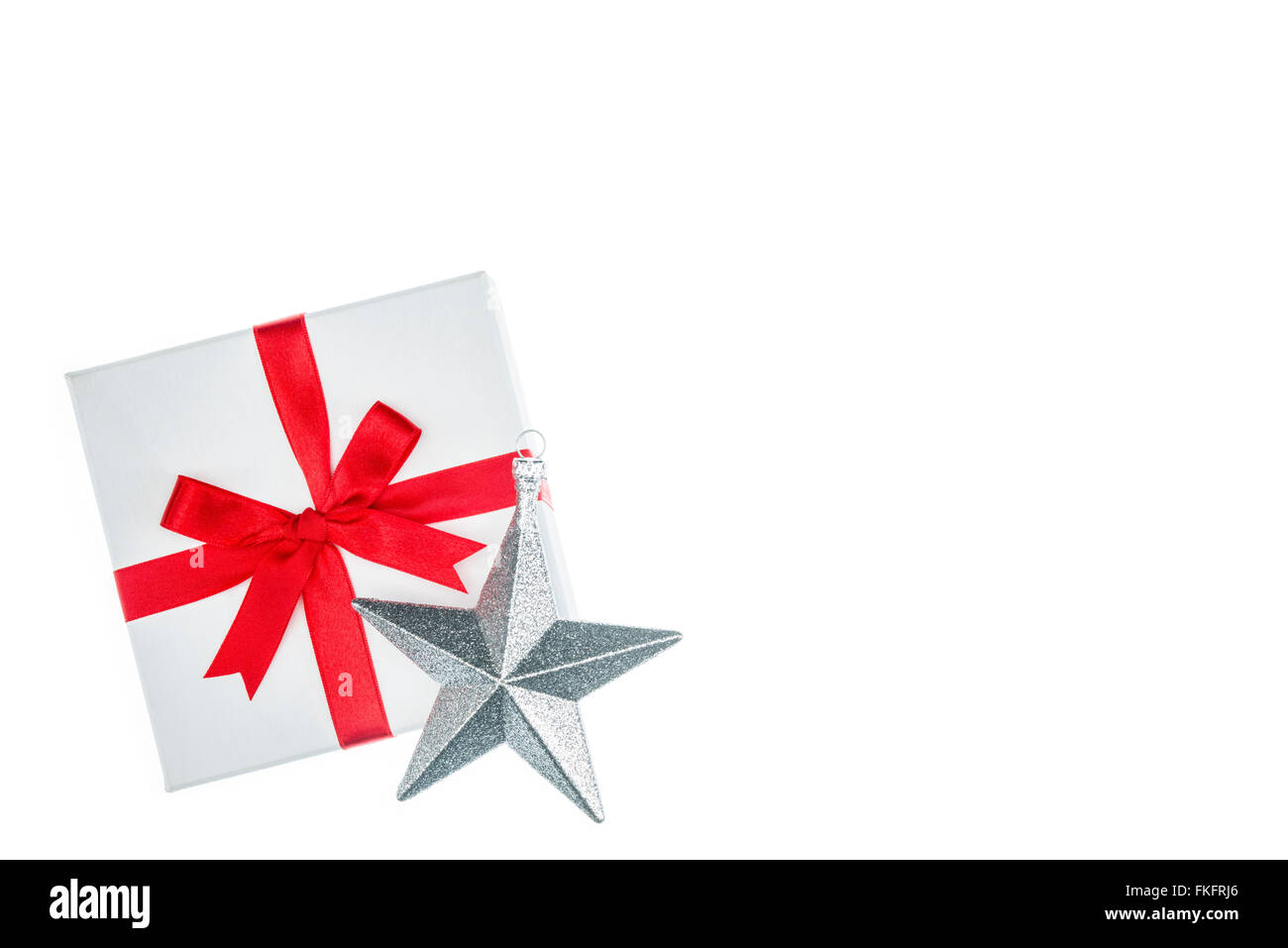 Luxus-Farbe-Geschenk-Box für Urlaub Veranstaltung Seide wickeln Schneeflocke auf weißen Hintergrund isoliert Stockfoto