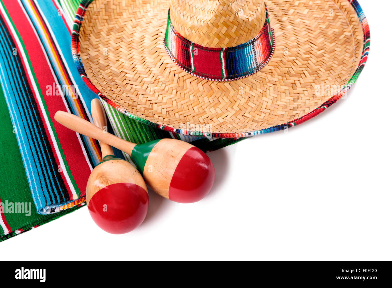 Traditionelle mexikanische Sarape Decke oder Teppich mit Sombrero und Maracas isoliert auf einem weißen Hintergrund.  Platz für Kopie. Stockfoto