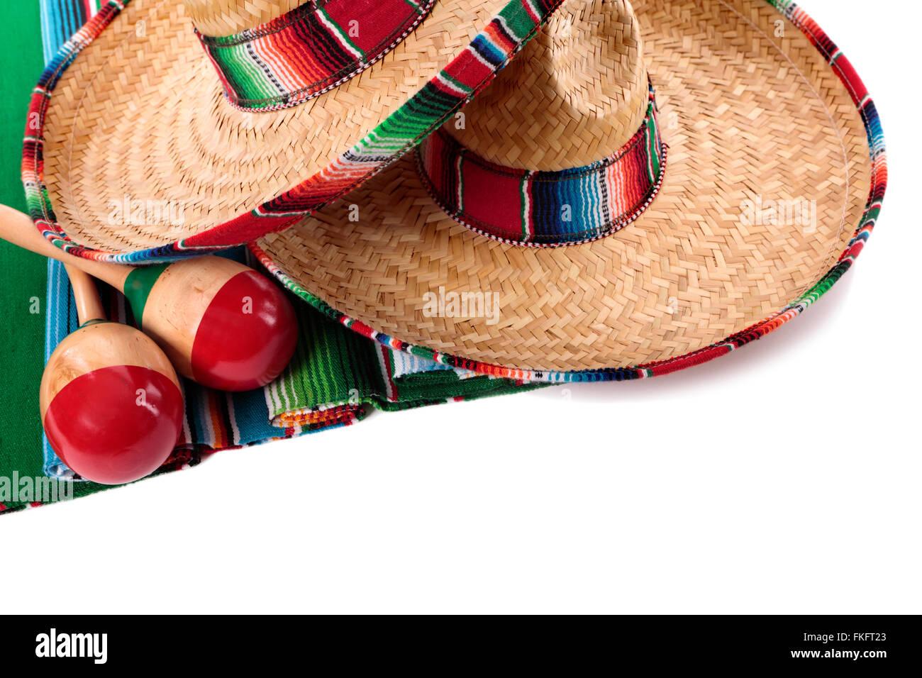 Traditionelle mexikanische Sarape Decke oder Teppich mit Sombreros und Maracas isoliert auf einem weißen Hintergrund.  Platz für Kopie. Stockfoto