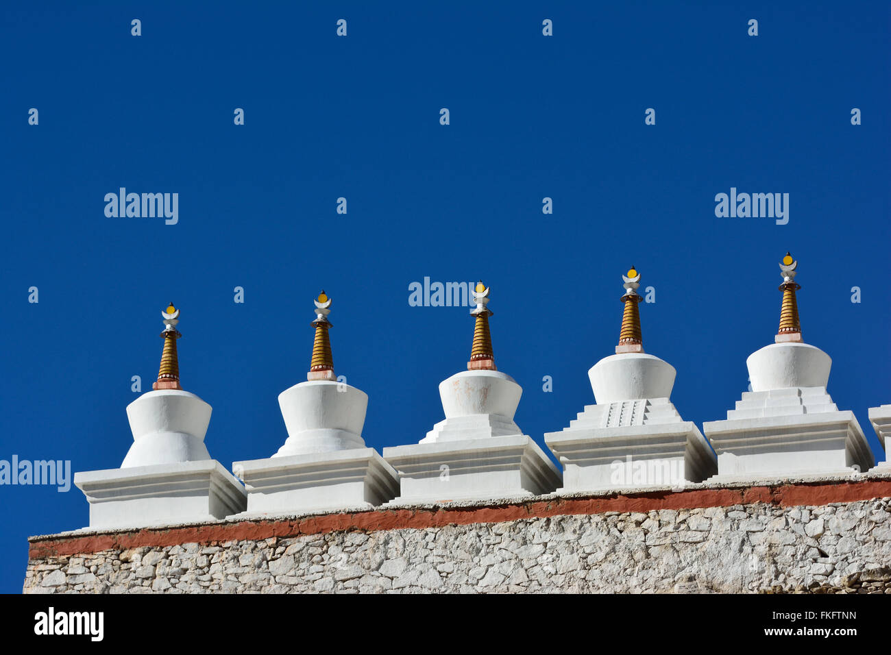 Weiße buddhistischen Stupa und blauer Himmel im Hintergrund in Thikse Kloster in Leh, Ladakh, Indien. Nahaufnahme Stockfoto