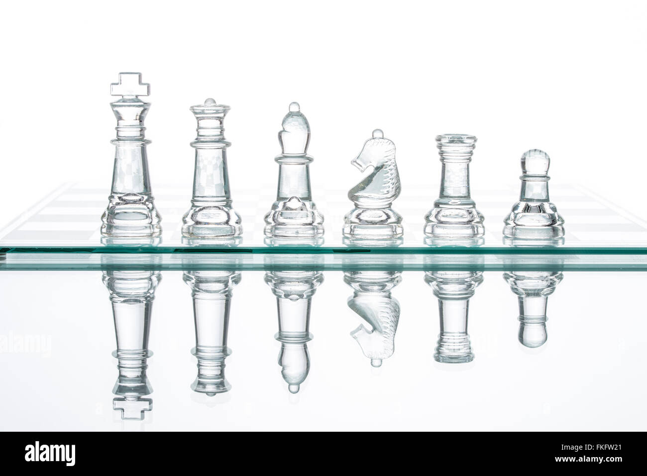 Gruppieren von transparentem Glas Schach, Reflexion Studio Shot Krieg, Business Wettbewerb Stockfoto