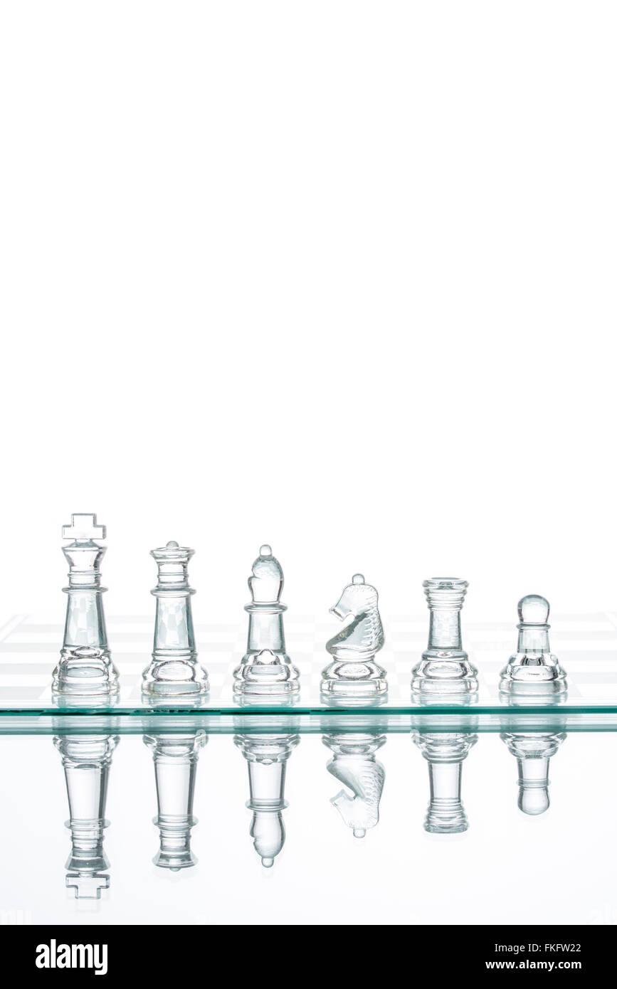 Gruppieren von transparentem Glas Schach, Reflexion Studio Shot Krieg, Business Wettbewerb Stockfoto