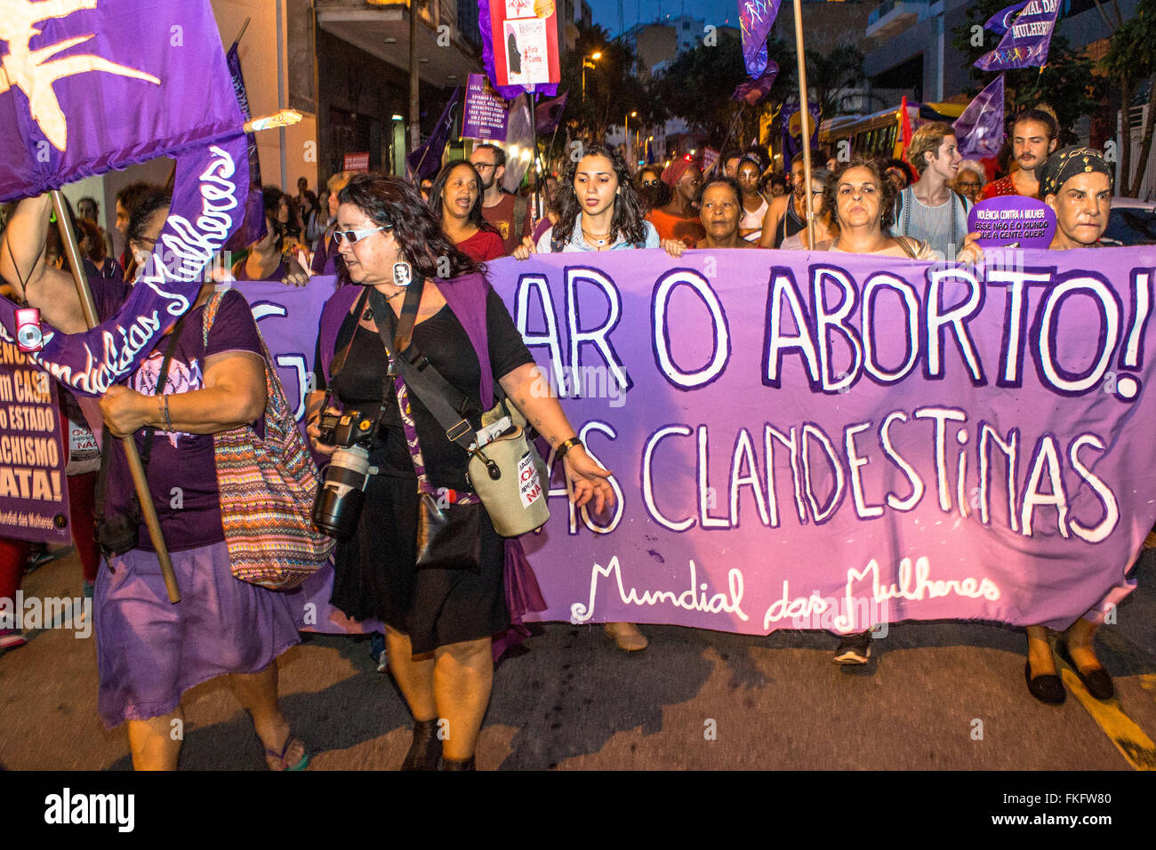 Sao Paulo, Brasilien, 8. März 2016. Tausende von Frauen marschieren durch Sao Paulo, Brasilien am 8. März 2016 unter Beachtung des internationalen Frauentages. Sie schließen sich Demonstranten auf der ganzen Welt, wie sie für die Gleichstellung der Geschlechter, insbesondere in Bezug auf Entgeltgleichheit am Arbeitsplatz und Beendigung der Gewalt von Männern gegen Frauen nennen. Viele Demonstranten wurden zwischen Fans und nicht-Regierungs-Unterstützer von Dilma Rousseff aufgeteilt. und ehemaliger Präsident Luiz Inacio Lula da Silva. Bildnachweis: Alf Ribeiro/Alamy Live-Nachrichten Stockfoto