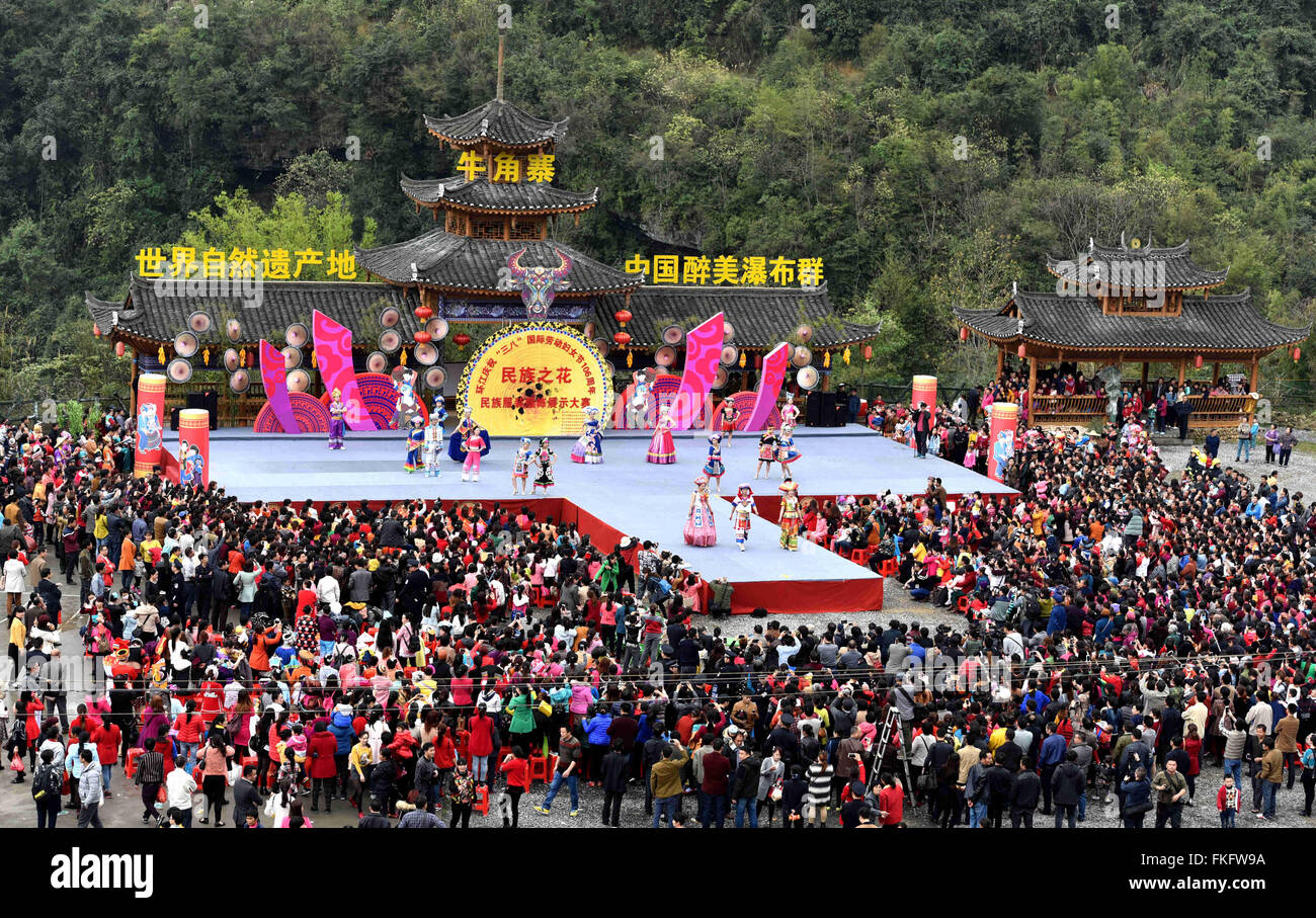Hechi. 8. März 2016. Foto aufgenommen am 8. März 2016 zeigt die Szene einer Trachten-Show in Huanjiang Maonan ethnische autonome Grafschaft, Südwest-China Guangxi Zhuang Autonome Region. © Gao Dongfeng/Xinhua/Alamy Live-Nachrichten Stockfoto