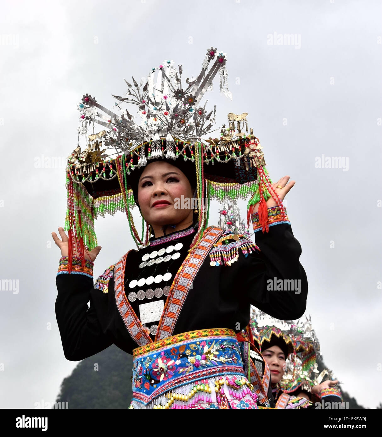 Hechi, Chinas autonomen Region Guangxi Zhuang. 8. März 2016. Eine Frau von Miao ethnische Gruppe präsentiert einen Tracht während einer Kostüm-Show in Huanjiang Maonan ethnische autonome Grafschaft, Südwest-China Autonome Region Guangxi Zhuang, 8. März 2016. © Gao Dongfeng/Xinhua/Alamy Live-Nachrichten Stockfoto