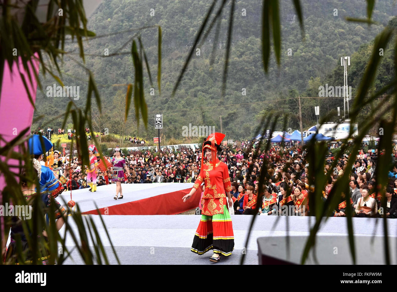 Hechi, Chinas autonomen Region Guangxi Zhuang. 8. März 2016. Ein Modell geht auf der Bühne einen Tracht während einer Kostüm-Show in Huanjiang Maonan ethnische autonome Grafschaft, Südwest-China Autonome Region Guangxi Zhuang, 8. März 2016 zu präsentieren. © Gao Dongfeng/Xinhua/Alamy Live-Nachrichten Stockfoto