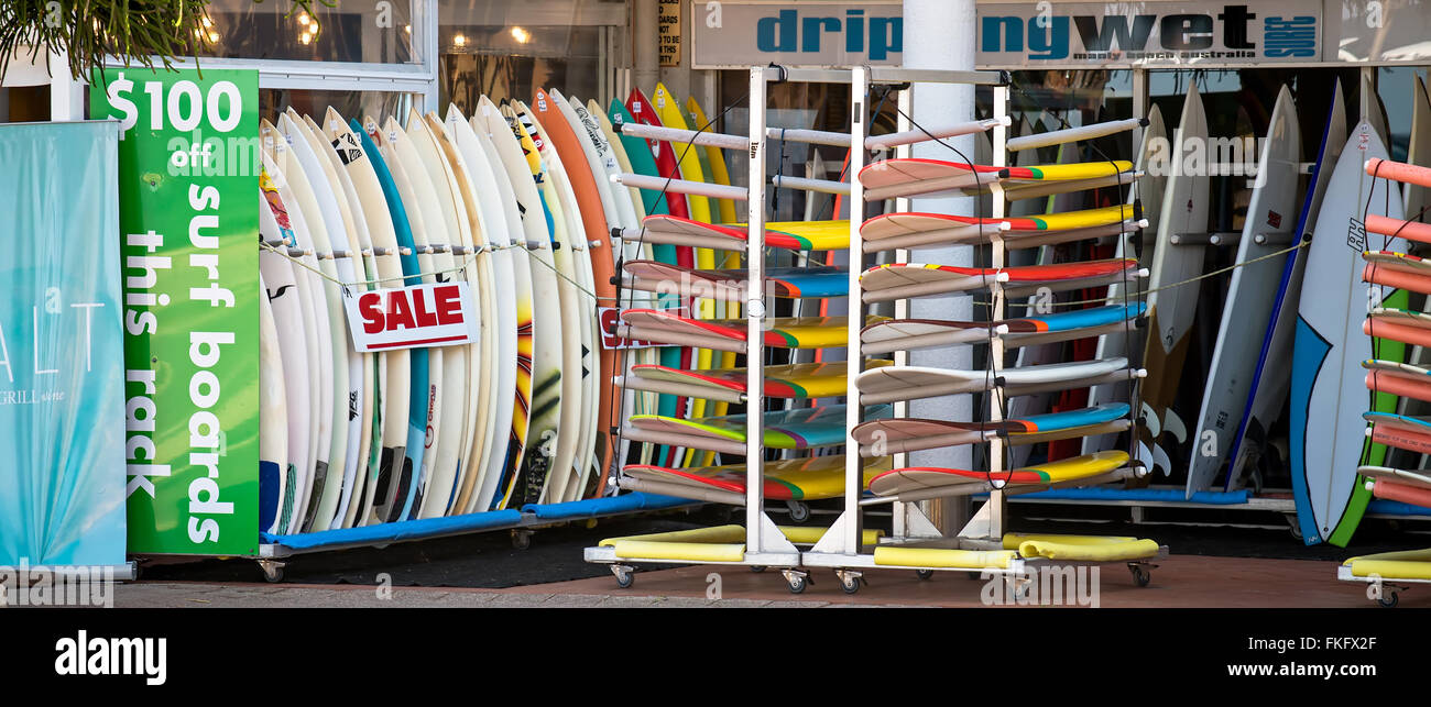 Sydney, Australien - 10. November 2015: Surfbretter in einer Reihe auf Verkauf in Manly Beach Surf Boards shop Stockfoto